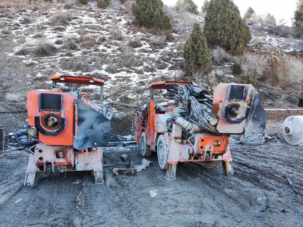 鑫通兩台中(zhōng)深孔采礦台車(chē)服務塔吉克斯坦鉛鋅礦